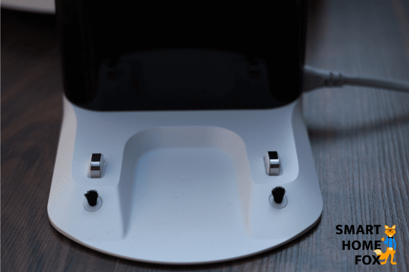 Zwei Reinigungsbürsten der Ladestation des Roborock S7 in der Nahaufnahme